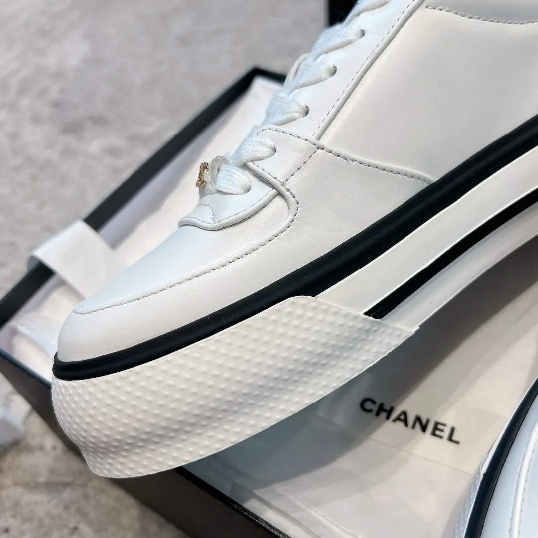 👟👟Ex-factory price 520👟👟 Chanel 23b new panda shoes C's new casual white shoes sneakers There is a reason why these shoes are so popular 🔥 They are so comfortable. They are a shoe that coexists with comfort, beauty and versatility. You can easily walk ten thousand or twenty thousand steps without any pressure. The original development last shape is delicate and stylish, and you are not afraid of wide feet. It will not make your feet fat, and it looks good and comfortable on your feet! It feels very light on the feet! Comfortable and breathable! Super whitening‼ ️It’s really a perfect match. Upper: first-layer cowhide/➕sheepskin lining. Exclusive 1:1 original customization [different from market currency‼ ️】The foot pads are made of imported mixed sheepskin, which is breathable and comfortable! ✔ T👟👟Ex-factory price U outsole exclusive original development private model! Differentiating the market rubber outsole‼ ️✔ Size: 35-39 (40 orders cannot be returned or exchanged)